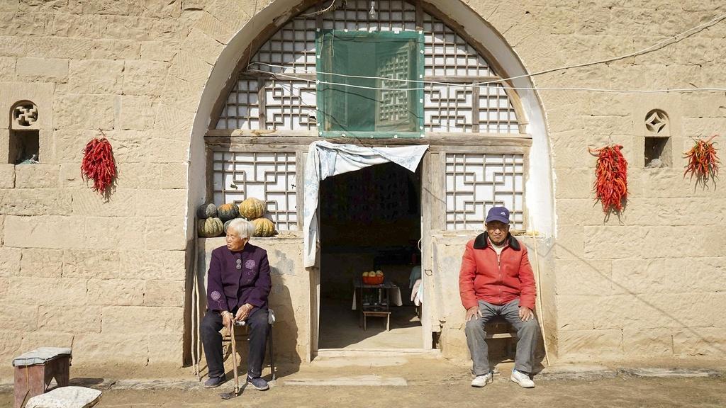 Local villagers Jinyi Zheng and Guilan He
