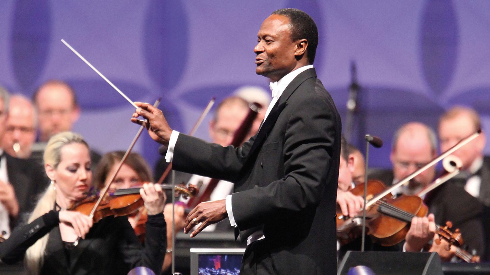 Image of Thomas Wilkins conducting the Hollywood Bowl on June 19, 2009. 