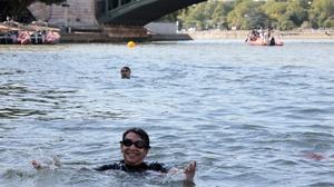 PBS NEWS : Paris Mayor Dips Into the Seine River