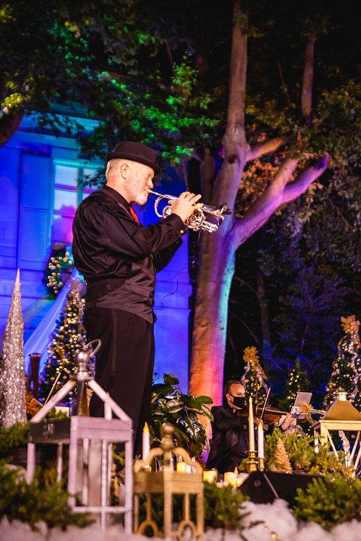 Image of Dave Detwiler performing "Frosty the Snowman."