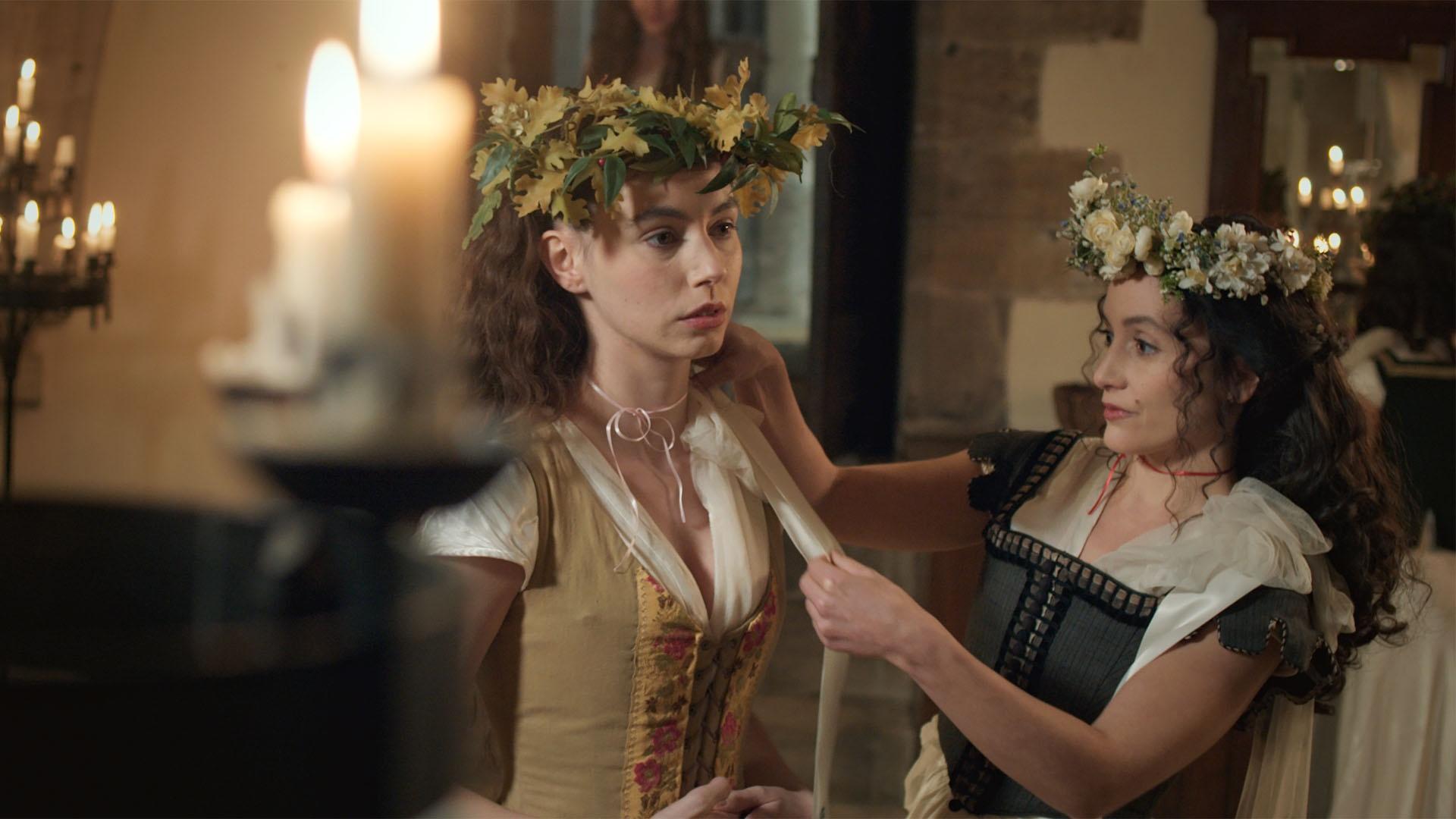 Mary Boleyn (Elizabeth Mccafferty) and Anne Boleyn (Rafaëlle Cohen)