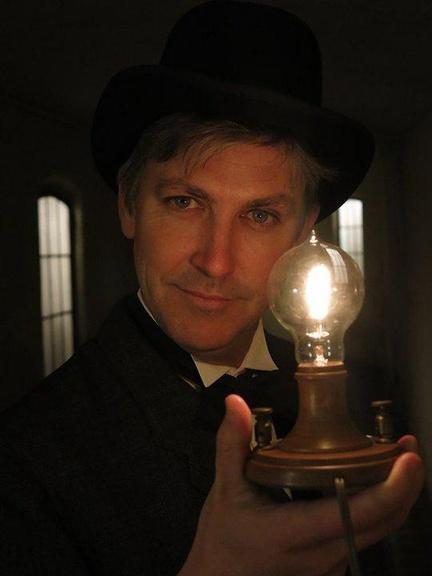 How many people does it take to invent a lightbulb?