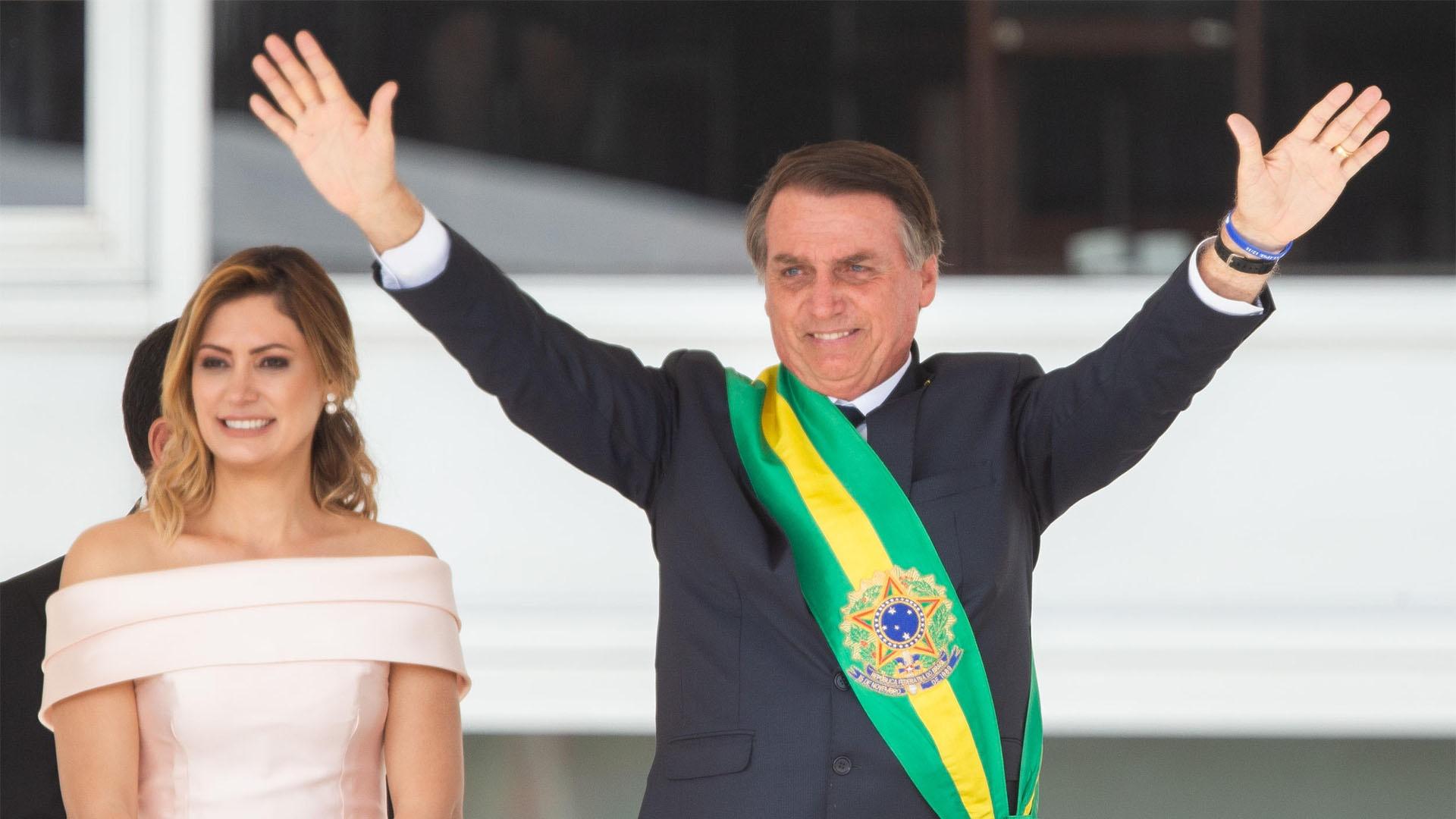 President Michel Temer passes the presidential banner to the inaugurated president, Jair Bolsonaro.