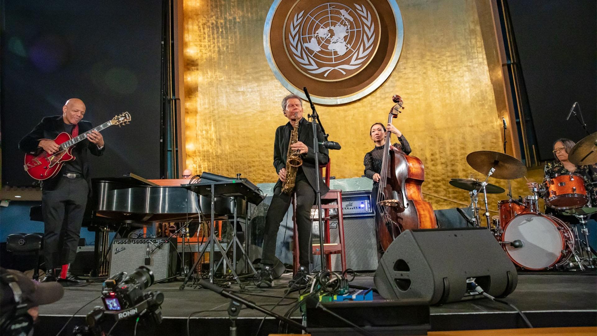 Image of Mark Whitfield, John Beasley, David Sanborn, Linda Oh, and Terri Lyne Carrington performing