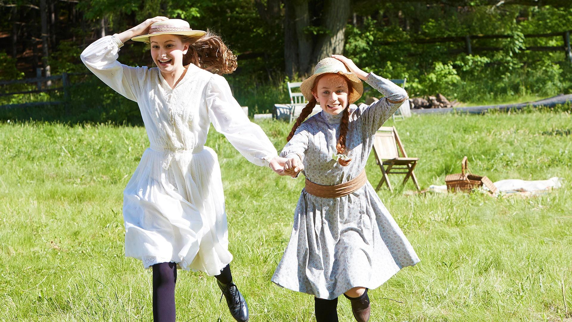 Julia Lalonde as Diana Barry and Ella Ballentine as Anne Shirley.