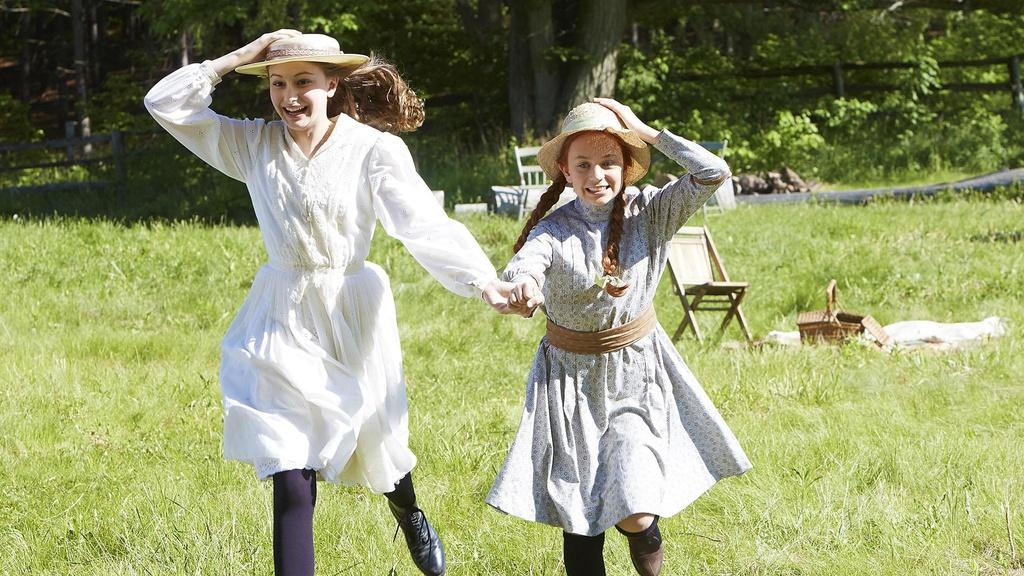 Julia Lalonde as Diana Barry and Ella Ballentine as Anne Shirley.