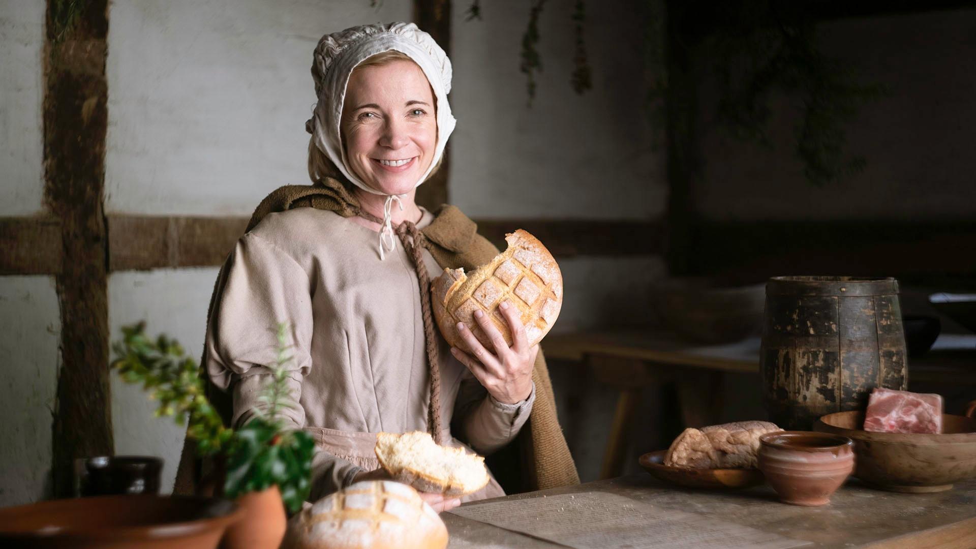 Image of Lucy Worsley dressed as ordinary Tudor woman.