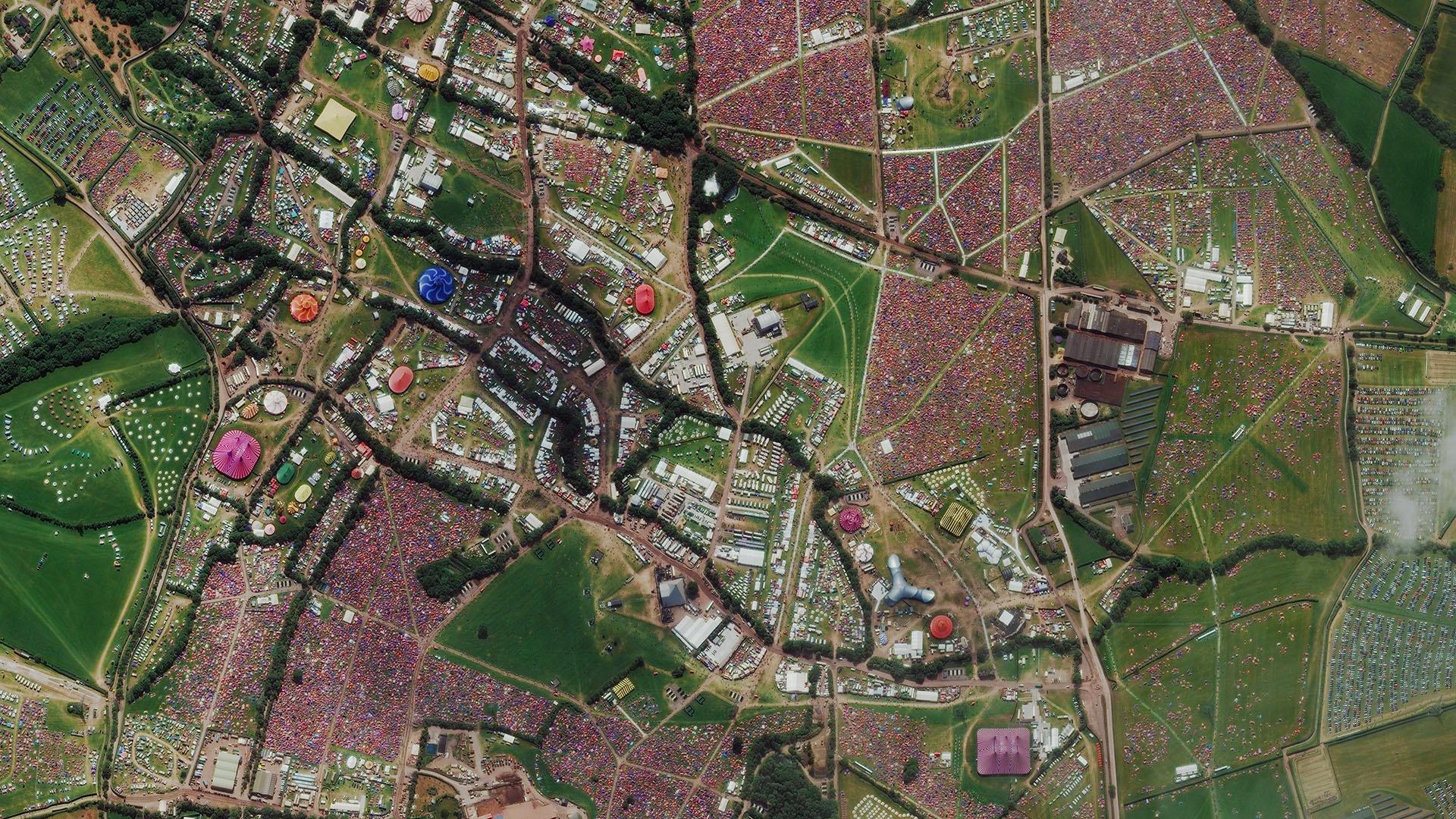 Aerial image of 175,000 people in Glastonbury.