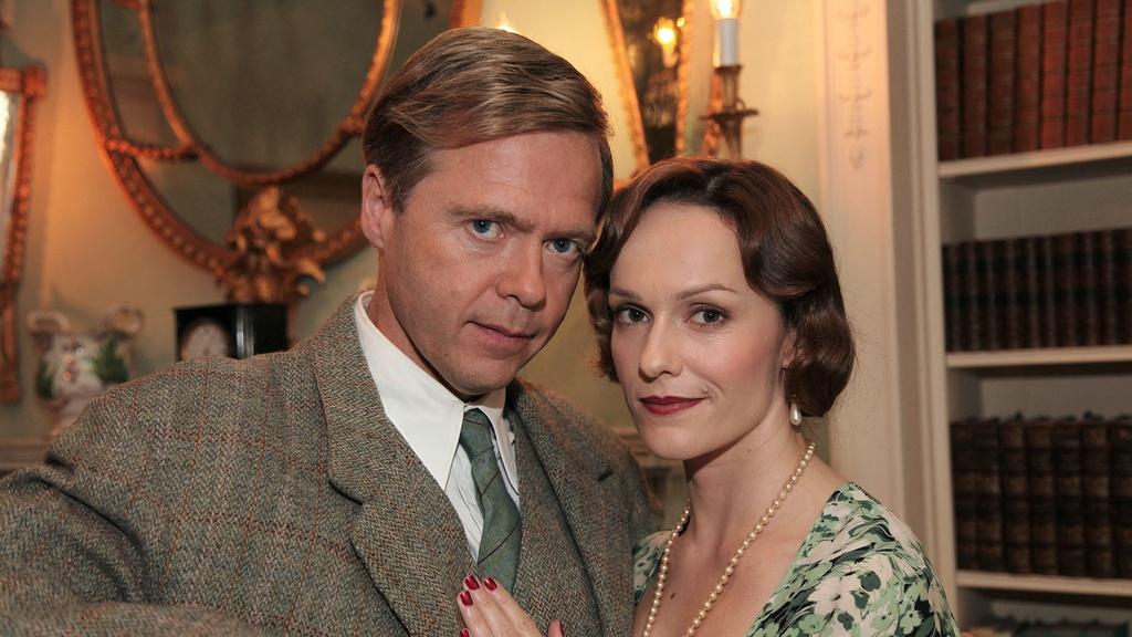 David, Prince of Wales (Nick Waring), with Thelma Furness (Emma Campbell-Jones), his mistress.