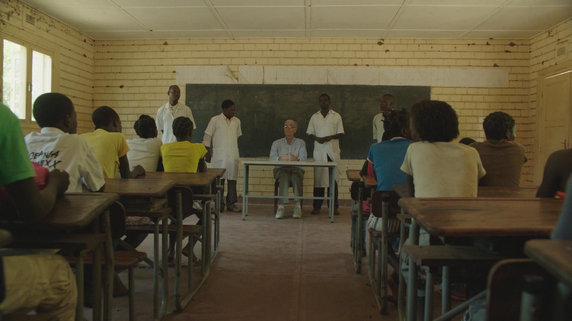 E.O. Wilson in Gorongosa classroom with students.