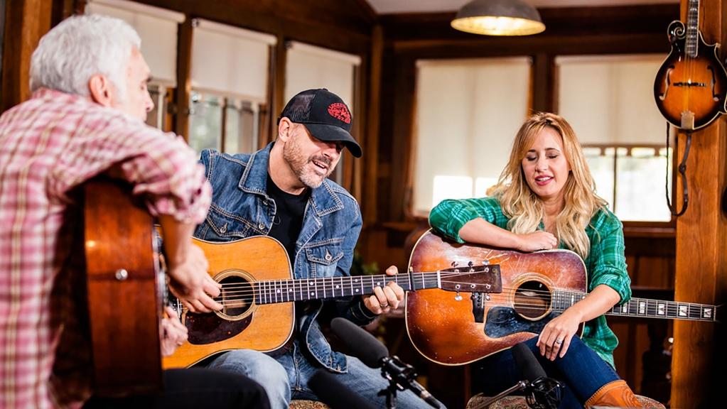 Jon Randall and Jessi Alexander sing "Whiskey Lullaby" with Verlon Thompson.