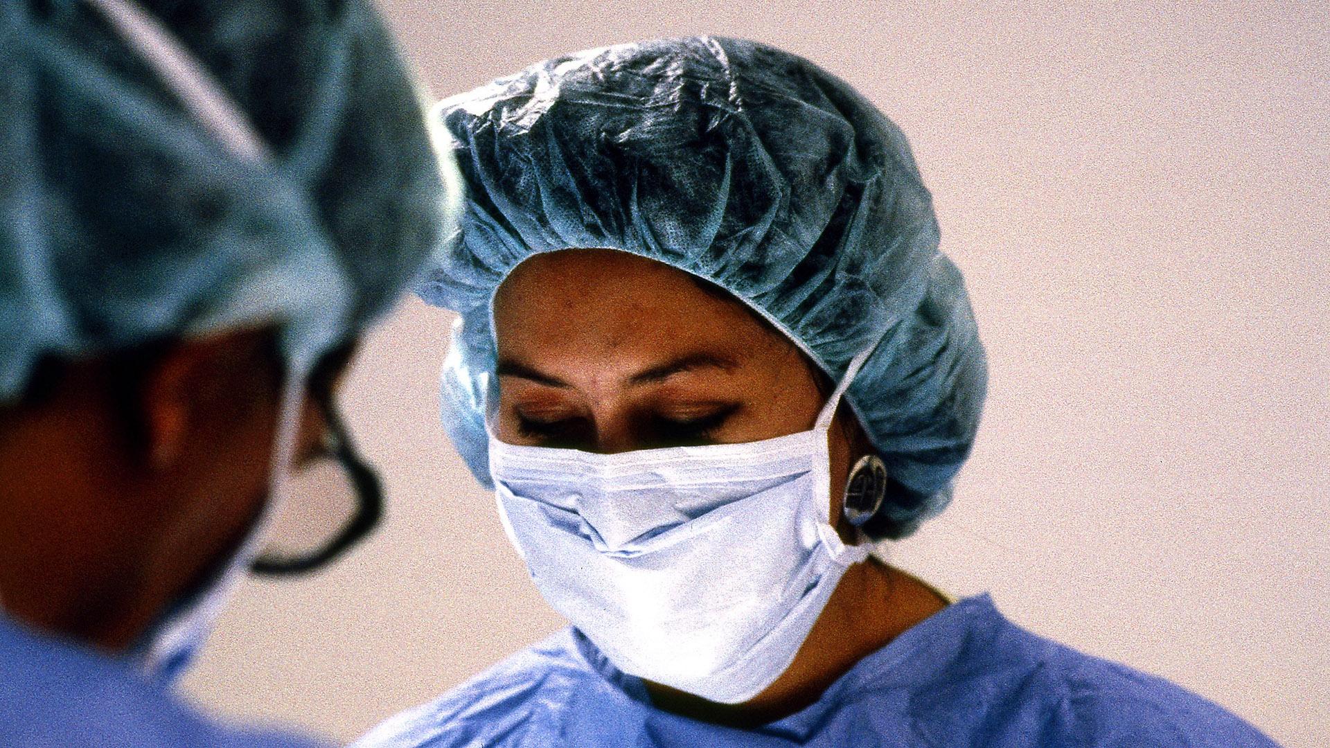 Doctor Lori Arviso Alvord (Navajo) in surgery.