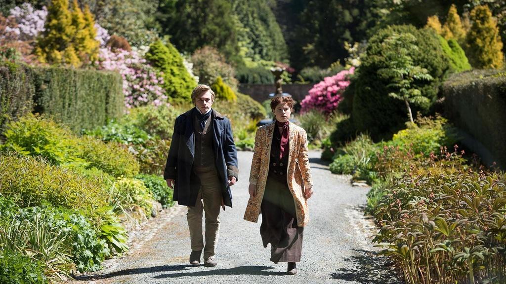 Walter Hartright (Ben Hardy) and Marian Halcombe (Jessie Buckley)