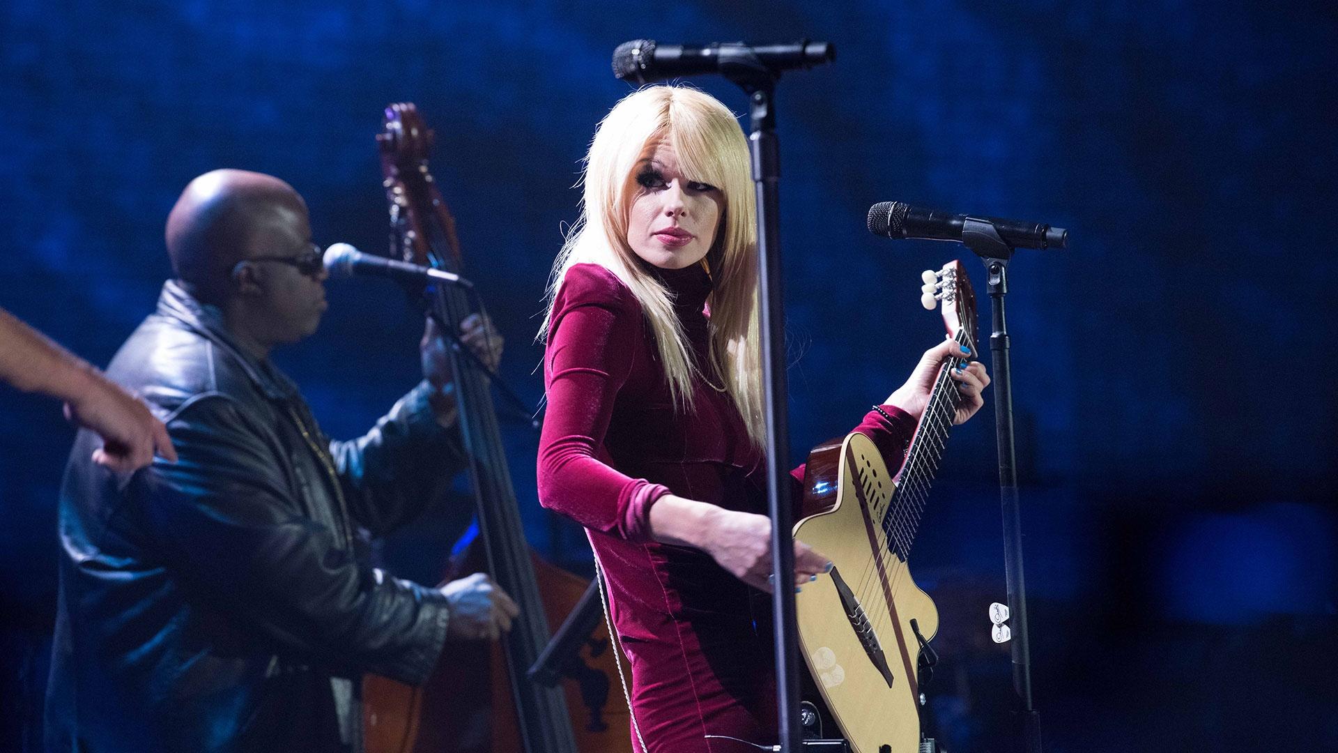 Virtuoso guitarist, Orianthi, looks to her partner amidst a cheering crowd of "Soundstage" fans.