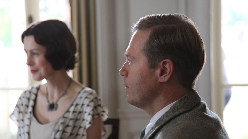 Wallis (Gina McKee) and David, Prince of Wales (Nick Waring) at a lunch party.