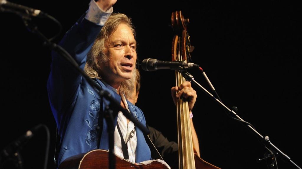 Image of Jim Lauderdale performing on stage