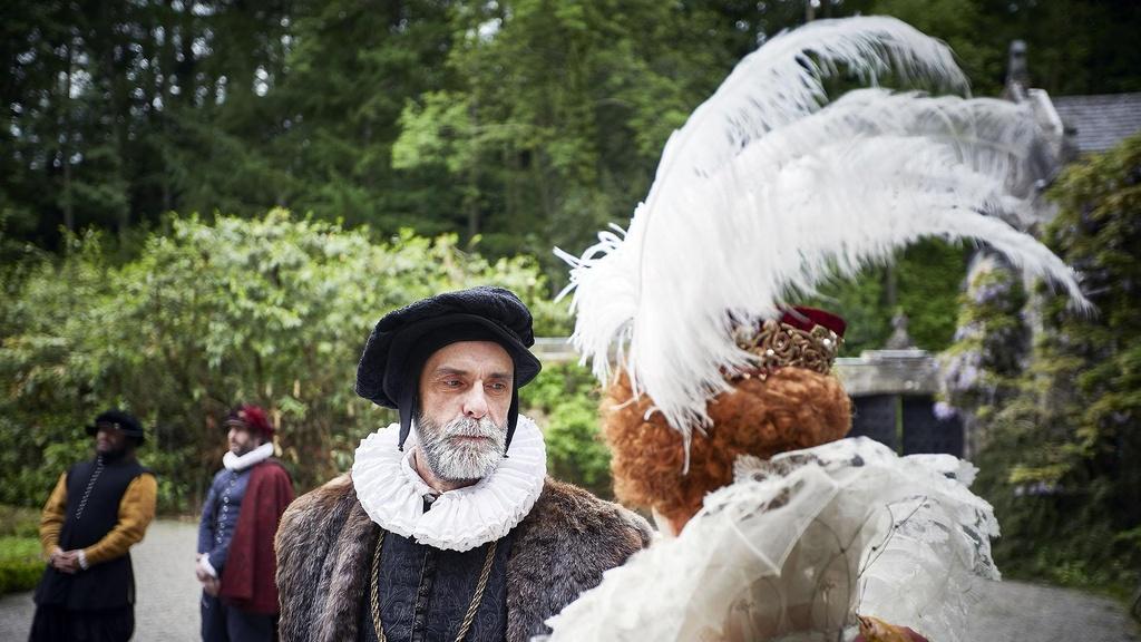 William Cecil talking to Queen Elizabeth I.