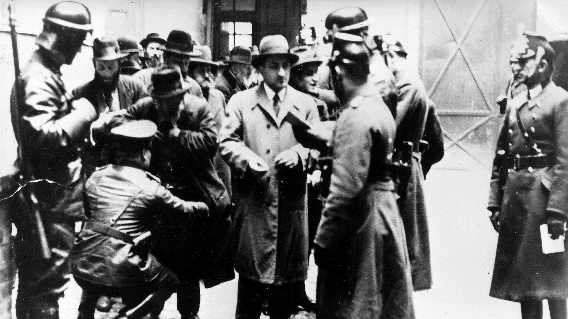 Third Reich, 1933 - Raid in the barn quarter of Berlin.