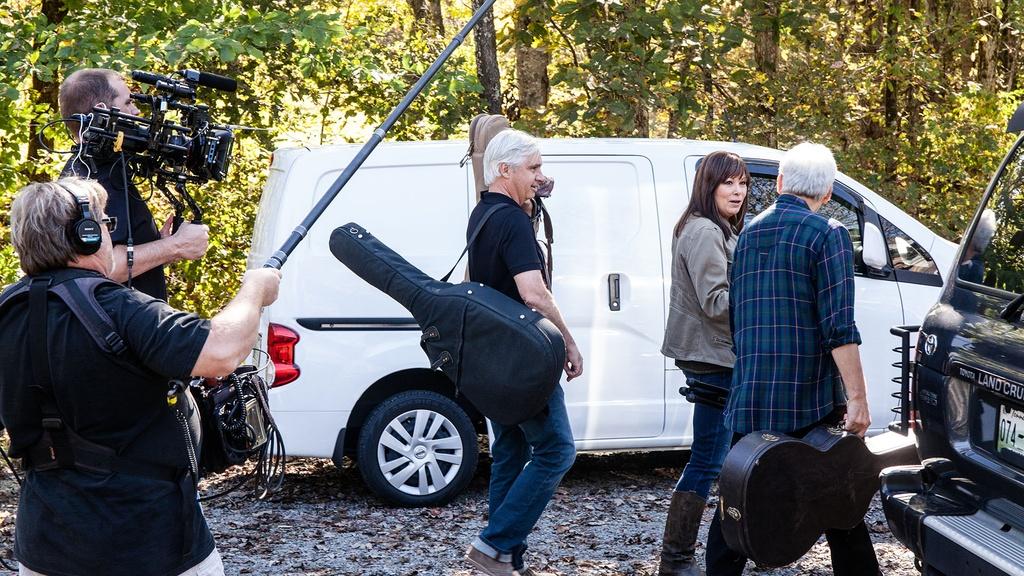 Suzy Bogguss and Doug Crider walking with Verlon Thompson.