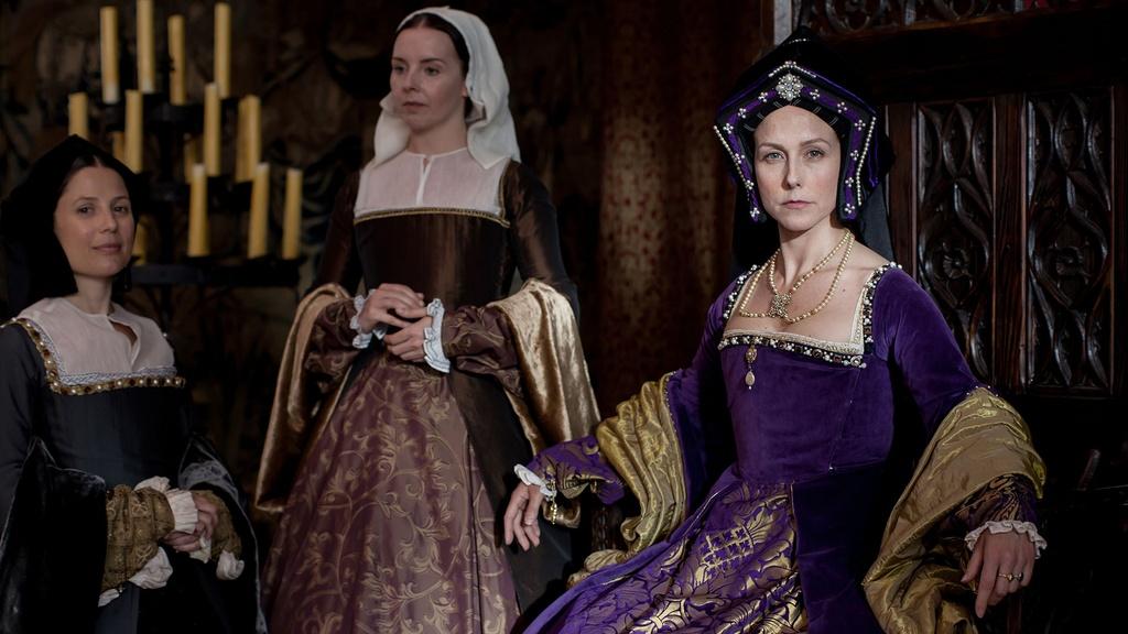 Image of Catherine of Aragon (Paola Bontempi) seated on the throne