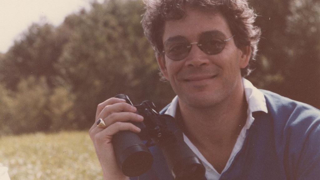 Closeup image of Raúl Juliá