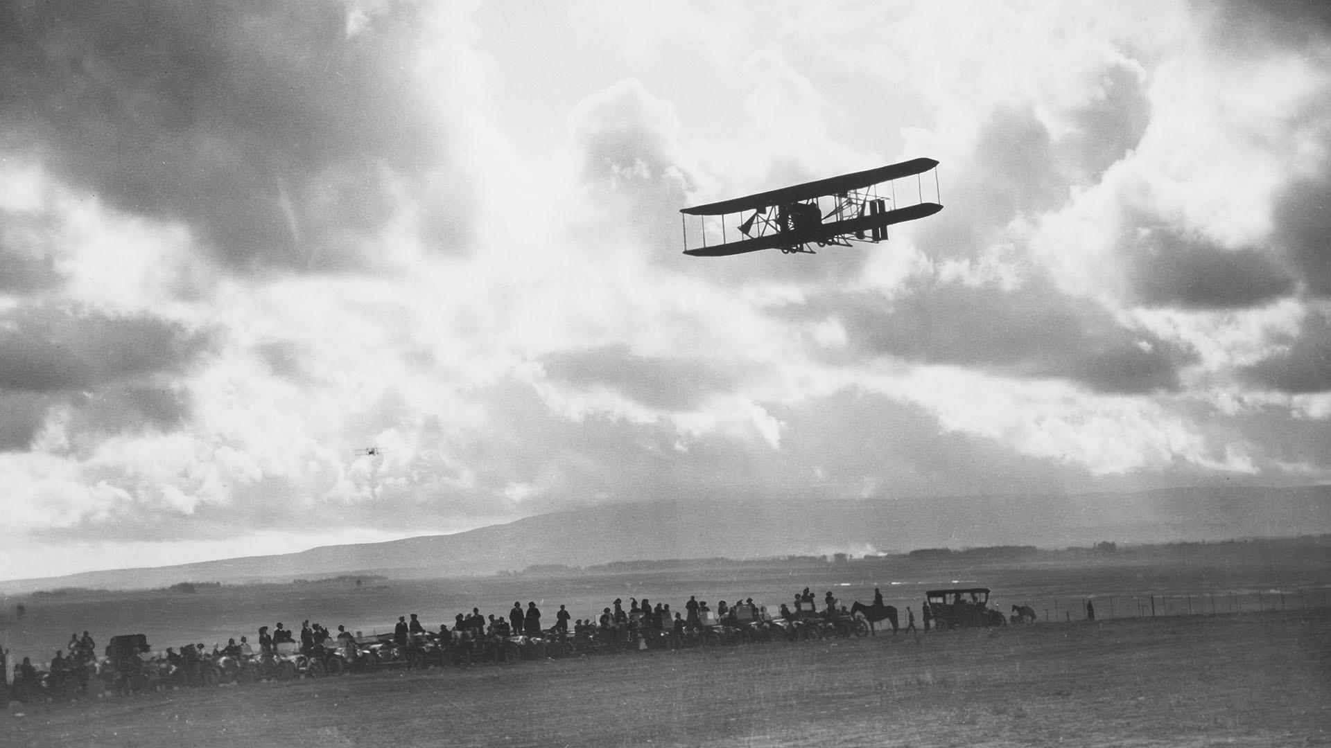 Onlookers at 1910 Los Angeles International Air Meet.