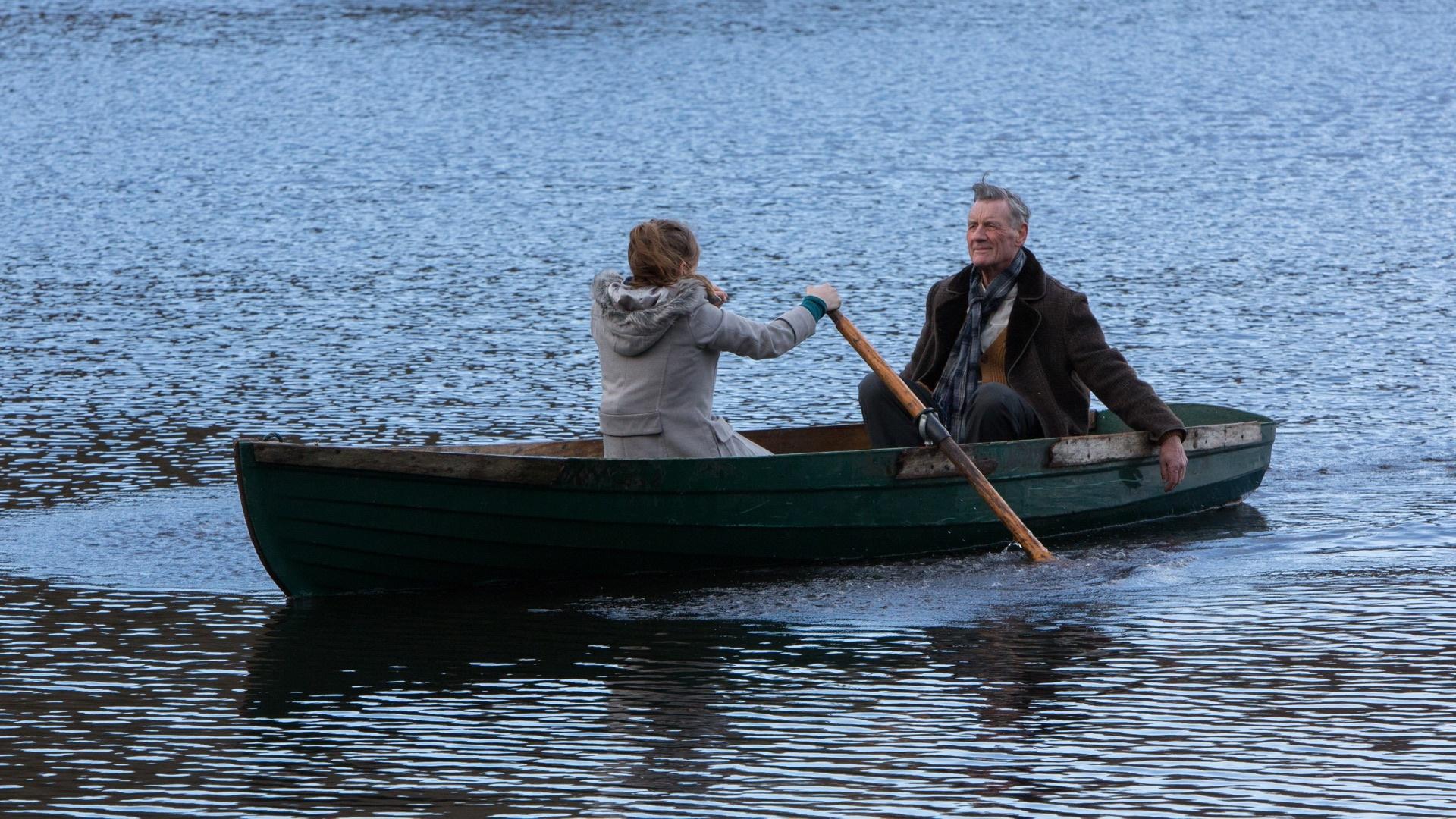 Hannah Ward (Jodie Comer) and Tom Parfitt (Michael Palin) in a row boat