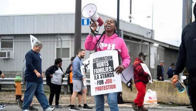 Longshoremen Reach Tentative Deal With Ports and Shippers