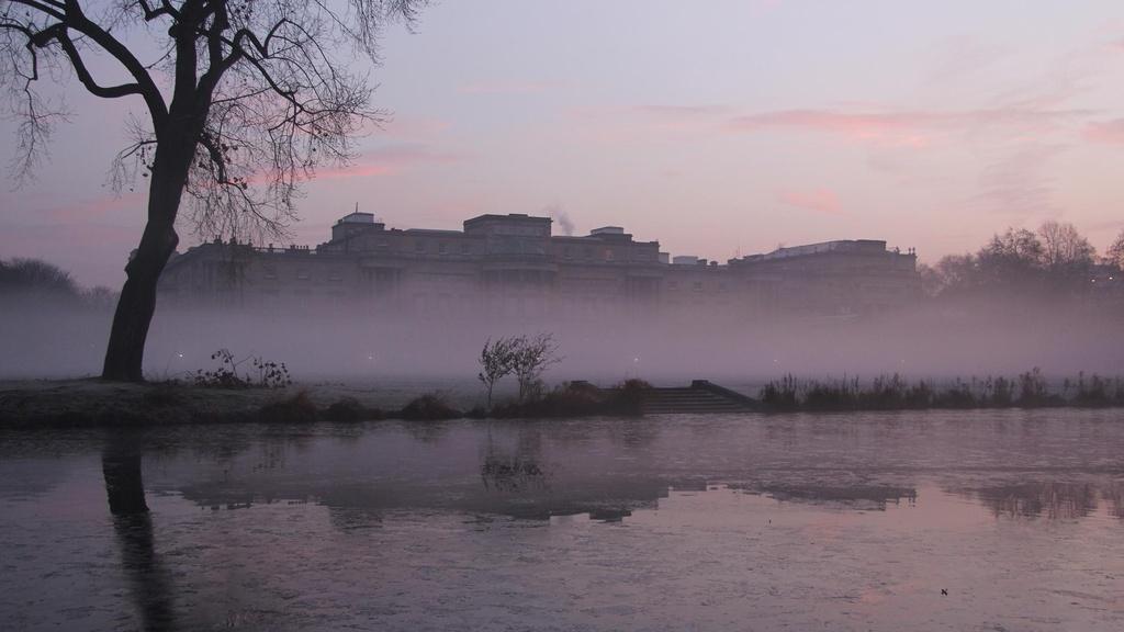Frosty winter morning at Buckingham Palace.