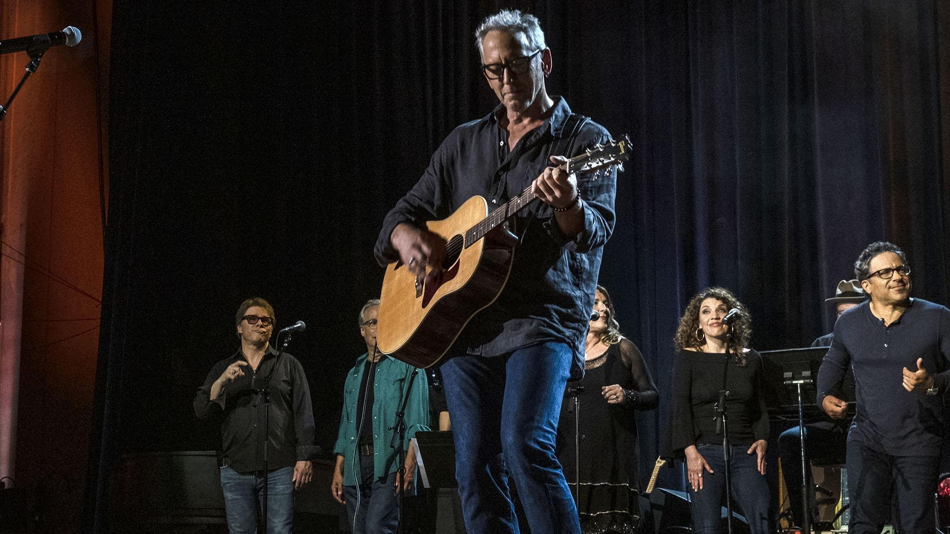 Image of Darden Smith performing