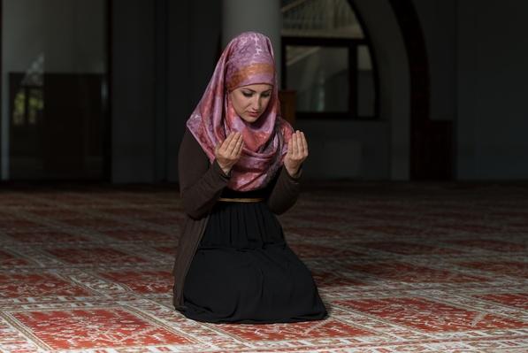 Humble Muslim Prayer Woman | World Religions: Islam | Social Studies ...