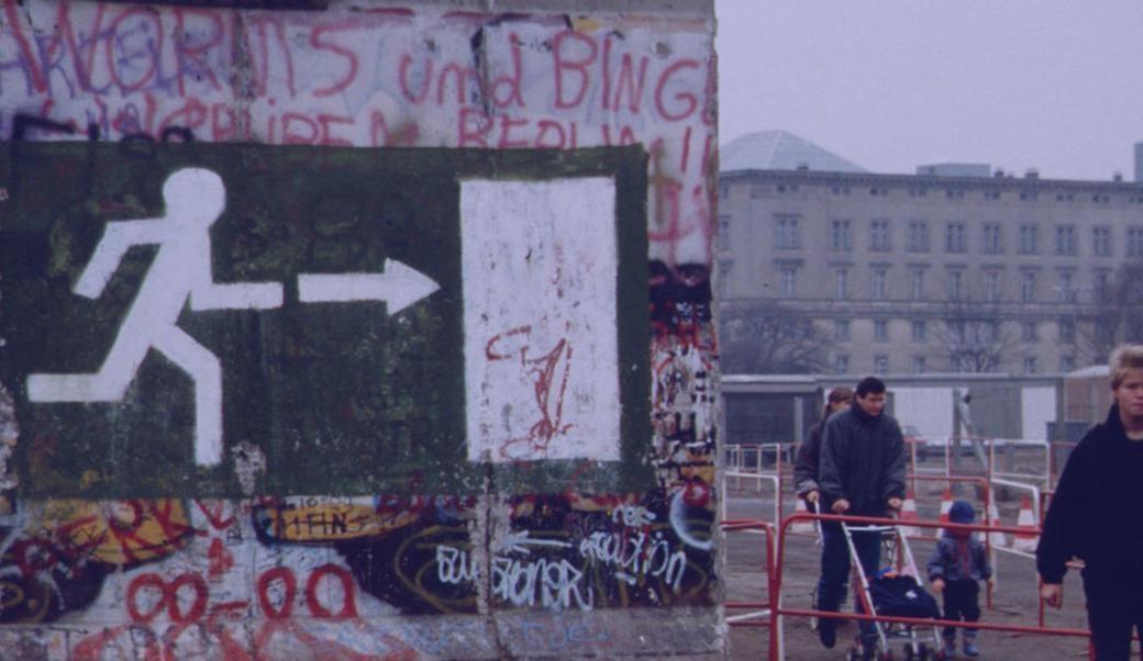 PUTTING BACK THE WALL Berlin 洋書 Amazon.com: The Berlin Wall: 9780062985880: Taylor