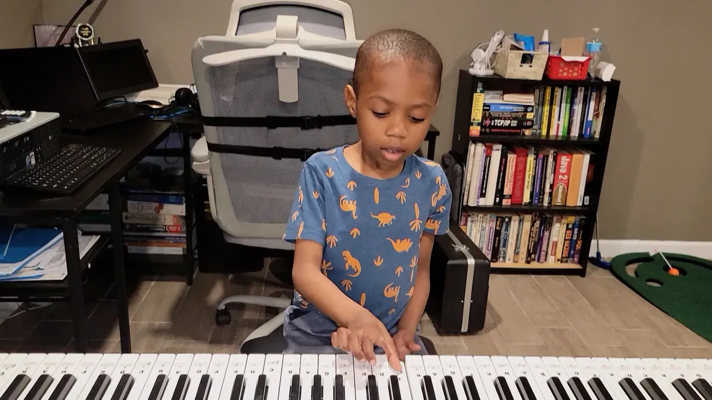 AYANFEOLUWA PLAYS PIANO SCALES!