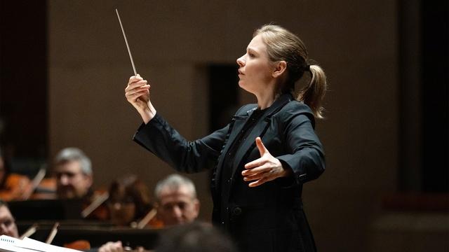 Conductor Gemma New | CHASING CRESCENDOS