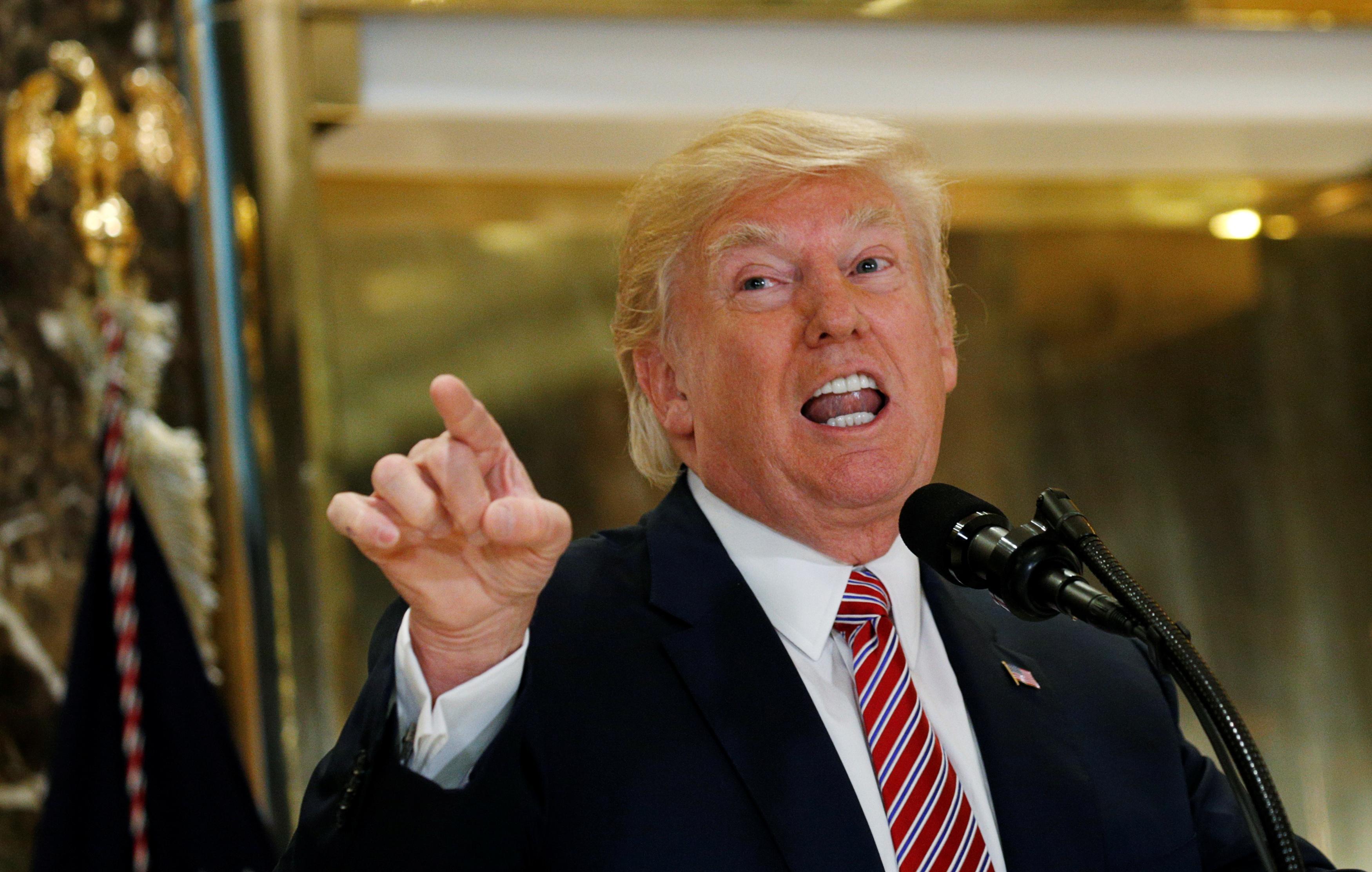 Trump backtracks to blame both sides in Charlottesville