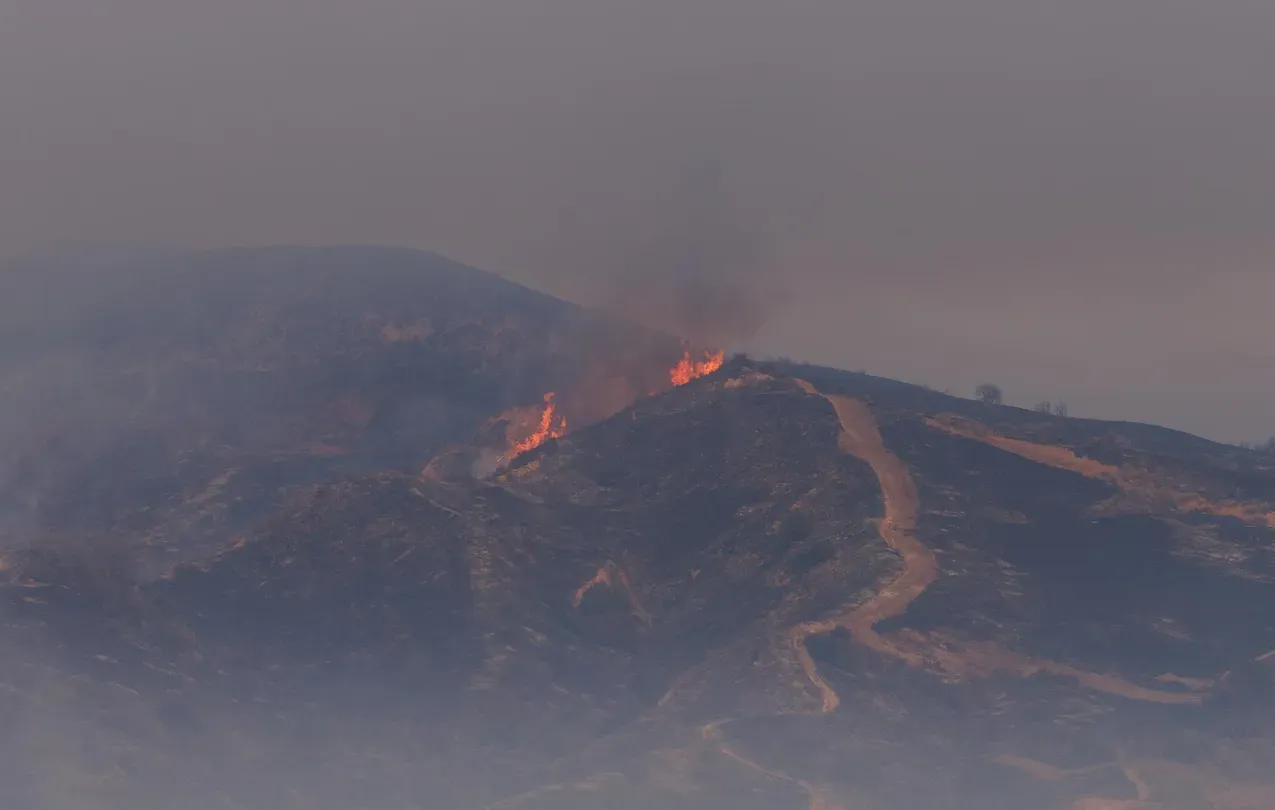 News Wrap: Thousands flee fire in mountains near LA