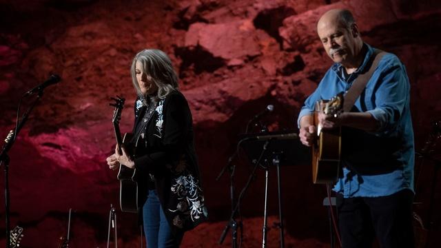 Kathy Mattea â€œEighteen Wheels and a Dozen Rosesâ€