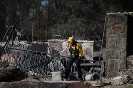 LA officials face firefighting strategy questions