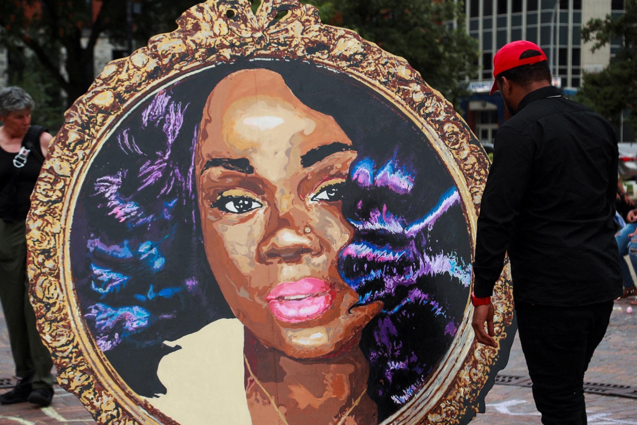 News Wrap: DOJ says officer convicted of killing Breonna Taylor should get 1-day sentence