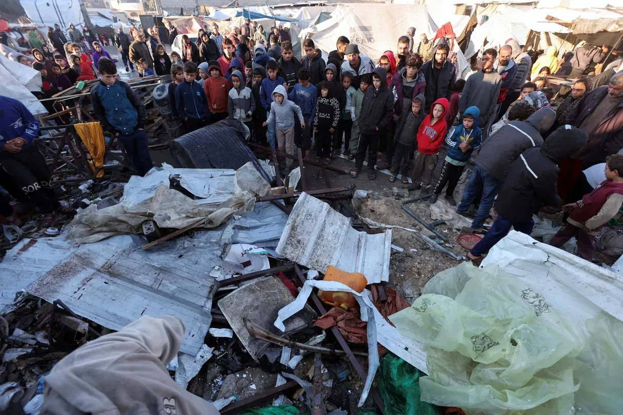 News Wrap: Gazans struggle to escape Israel-Hamas fighting