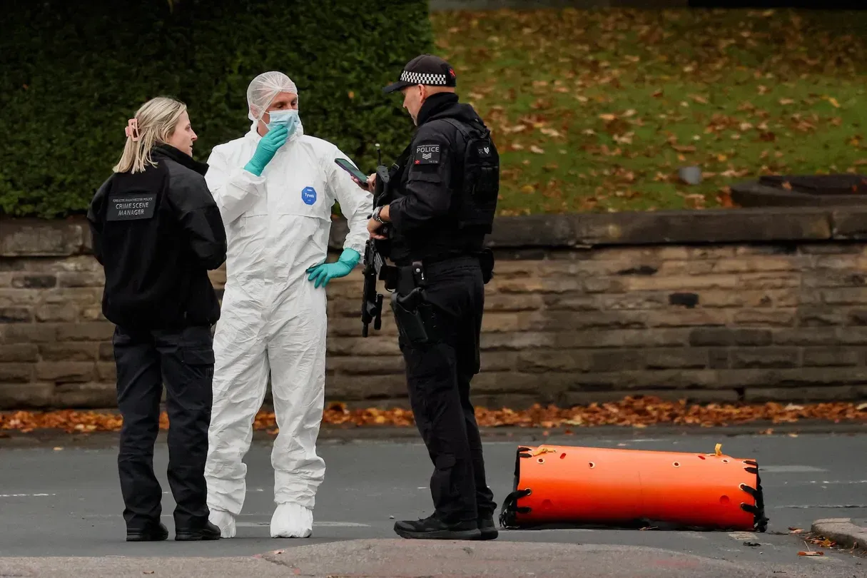 News Wrap: 2 killed in terror attack on British synagogue