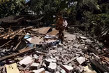News Wrap: Thousands desperate for quake aid in Indonesia