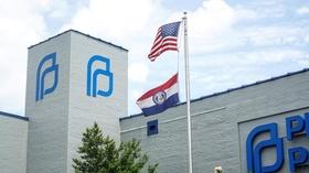 Video thumbnail: PBS NewsHour Why Trump change to Title X funding extends beyond abortion