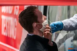 Slow testing and rapid omicron spread worry health experts