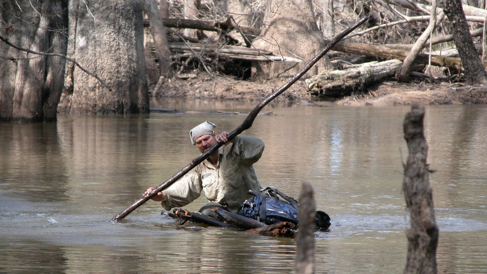 In the swamplands of Georgia, Les is immersed in a primordial bog for seven days and nights.