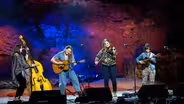 DELLA MAE perform 'Bourbon Hound'