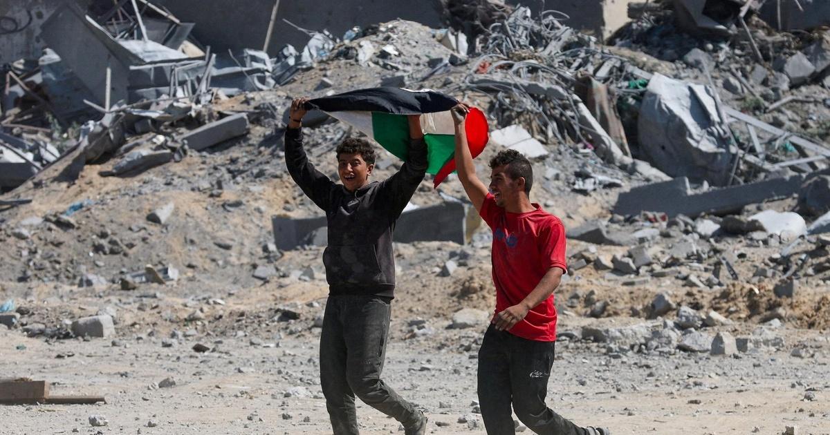 PBS News Hour | Displaced Gazans begin returning to shattered ...