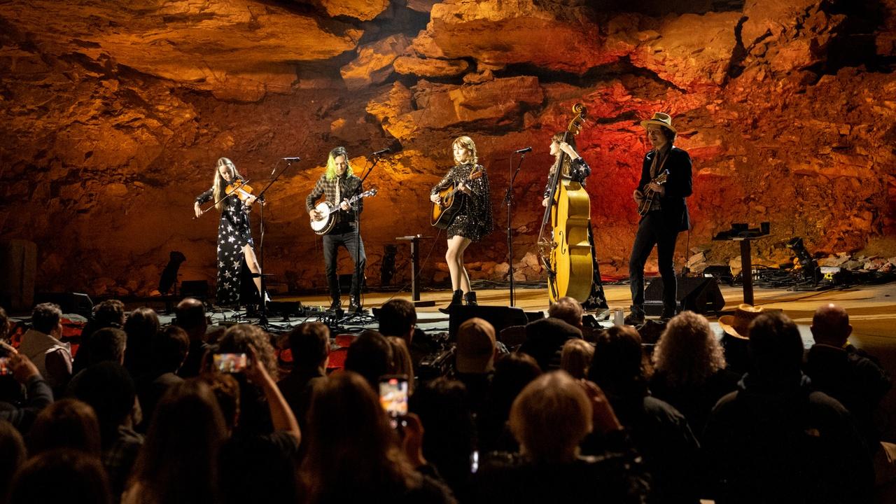 The Caverns Sessions | MOLLY TUTTLE & Golden Highway Perform 'Crooked Tree'