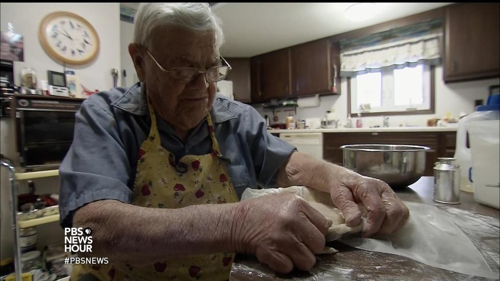 For this 98-year-old baker, sharing dessert makes life sweet image