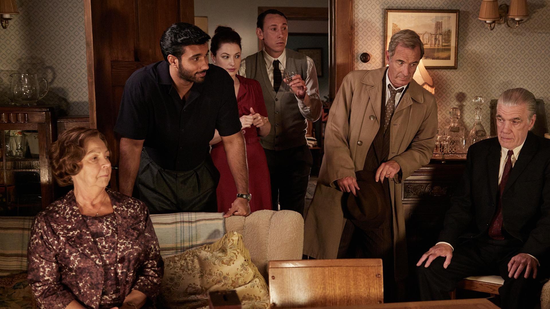 Alphy’s attempts to cook a romantic dinner are interrupted when a familiar face arrives unannounced.